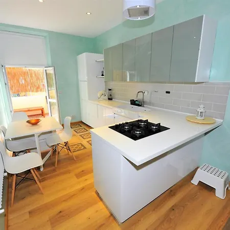 Joivy Stylish 3-bed Flat In * Genova