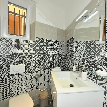 Joivy Stylish 3-bed Flat In *